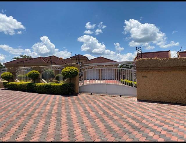 6 BEDROOM HOUSE FOR SALE IN CHROOM PARK